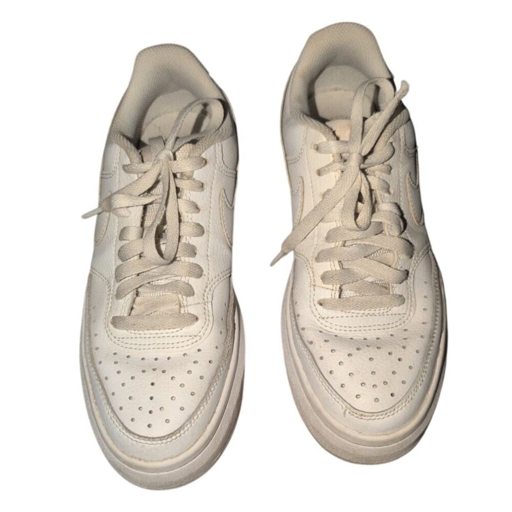 Classic Nike Air Force 1 Low sneakers in size 8. Timeless all-white design t - Picture 2 of 5